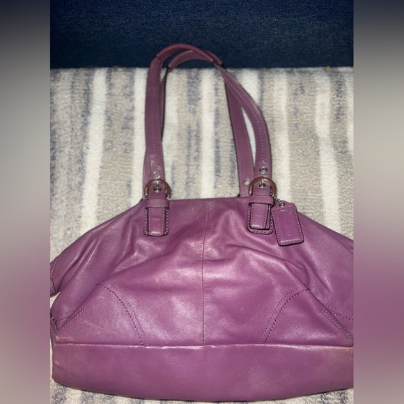 Vintage coach bag. Great condition. Slightly faded bottom corners. Rarely worn. - Picture 3 of 4